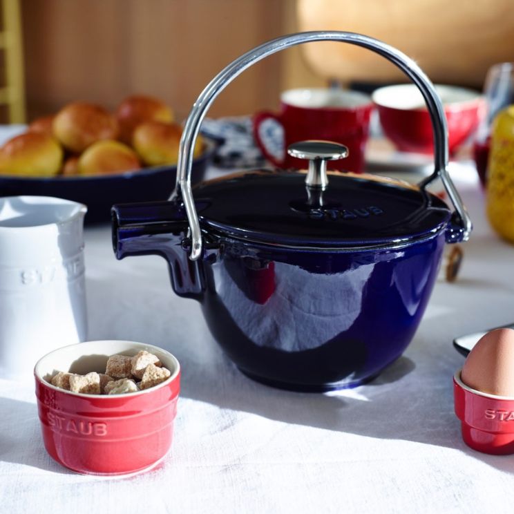 une bouilloire en fonte Staub a une touche de style vintage