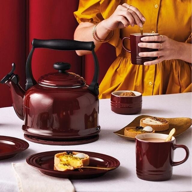 bouilloire en fonte, robuste de la marque française le creuset