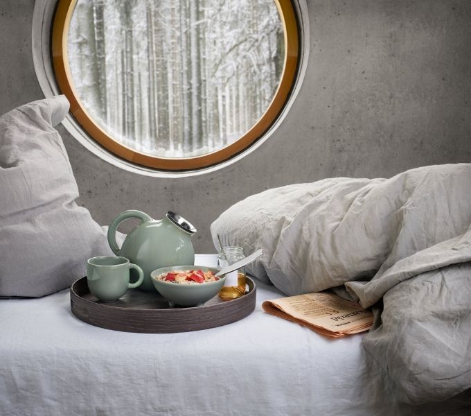 grüner Tee gemütlich Winter vor dem Fenster