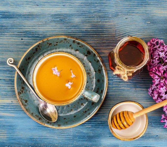 zimski čaj s jabukom i brusnicama