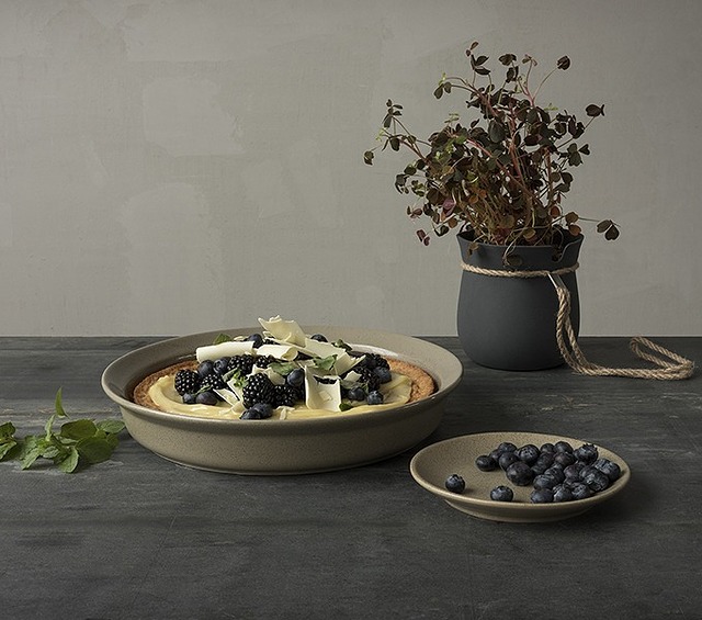 bilje u loncima u kuhinji