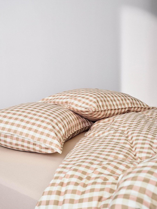 Gyda Posteljnina s karo vzorcem, 260 x 220 cm, bež-roza, 2 prevleki za vzglavnik 60 x 70 cm, zapiranje na preklop