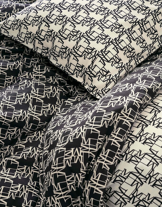 Monogram Posteljnina, 240 x 220 cm, črno-bela, z 2 prevlekama za vzglavnik 60 x 70 cm, zapiranje na preklop
