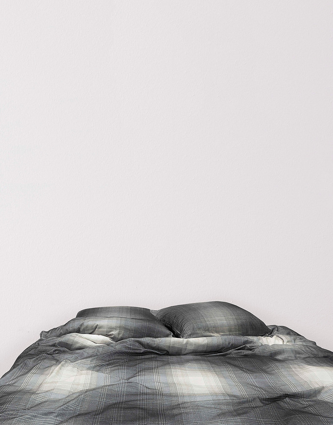 Phia Posteljnina, 140 x 200 cm, črna, z blazino 70 x 90 cm, zapiranje na preklop