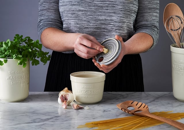 Innovative Kitchen Knoblauch-Behälter mit Reibe - Mason Cash