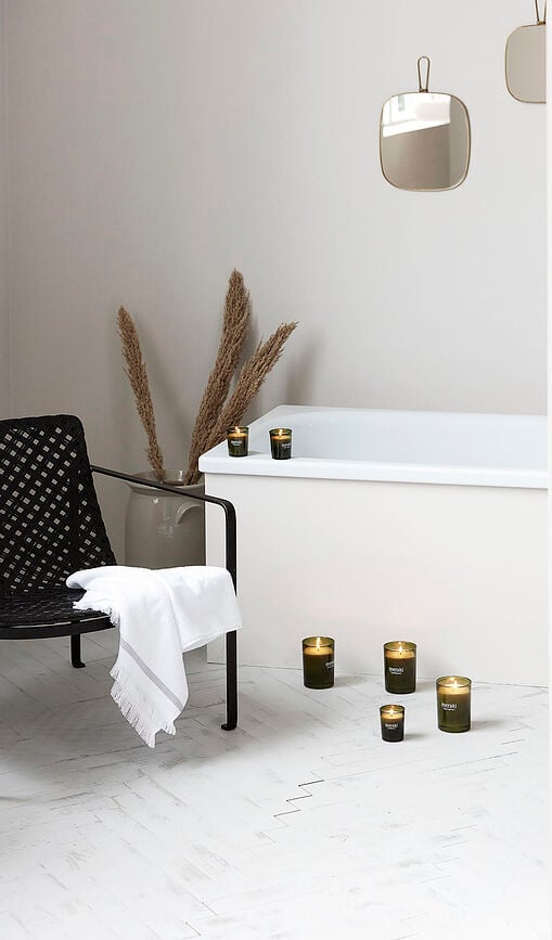 Vela aromática Meraki Green Herbal, pequeña, en cristal verde