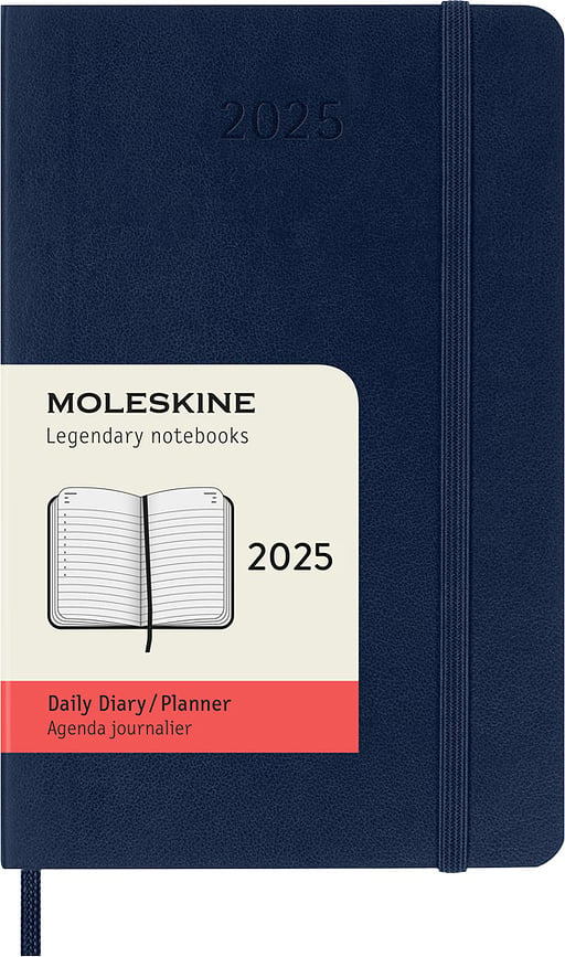 Kalendár Moleskine 2025 12M denný mäkká väzba P tmavomodrý