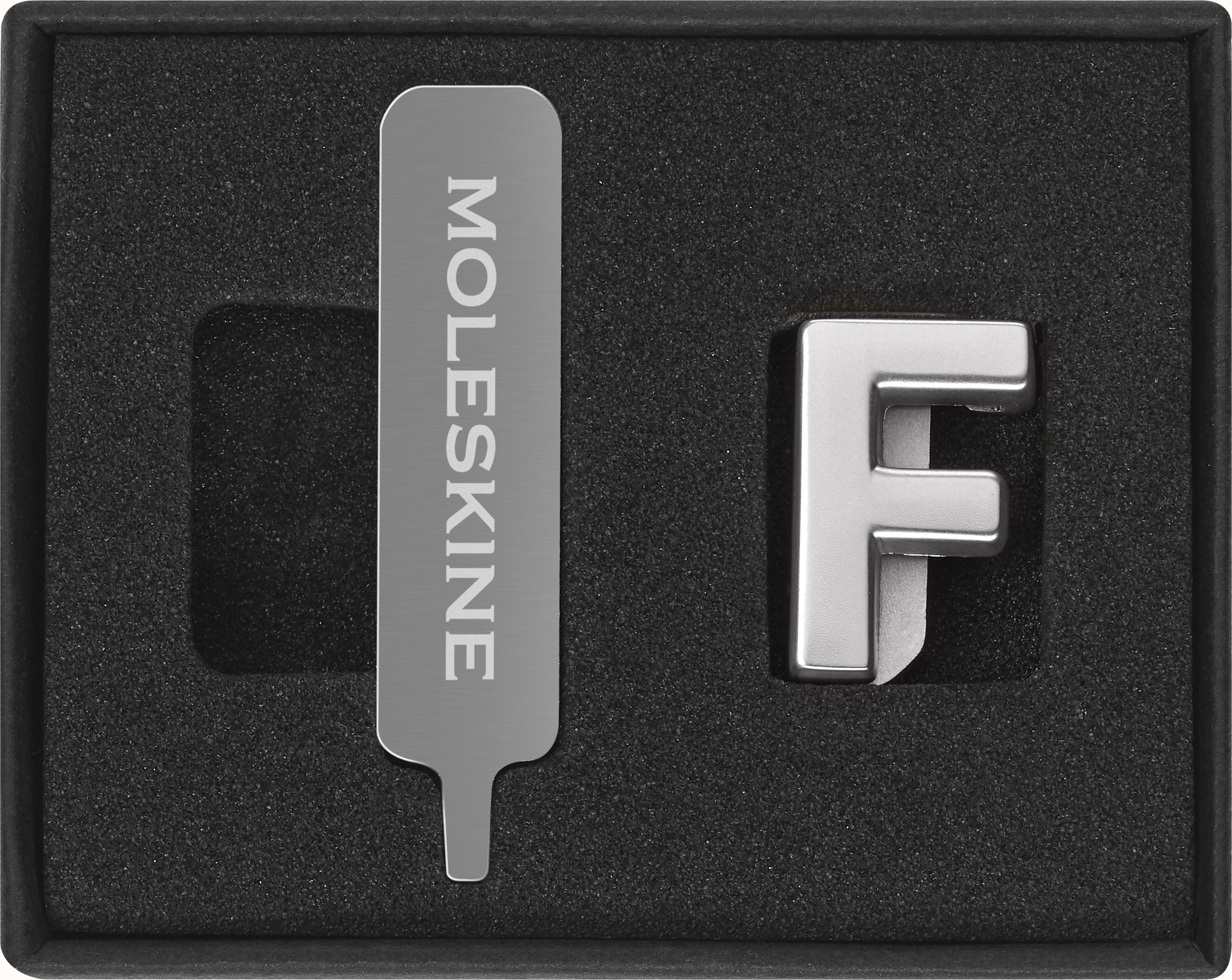 Moleskine Zeichen zum Anbringen am Notizbuch-Gummibandverschluss Buchstabe F silberfarben