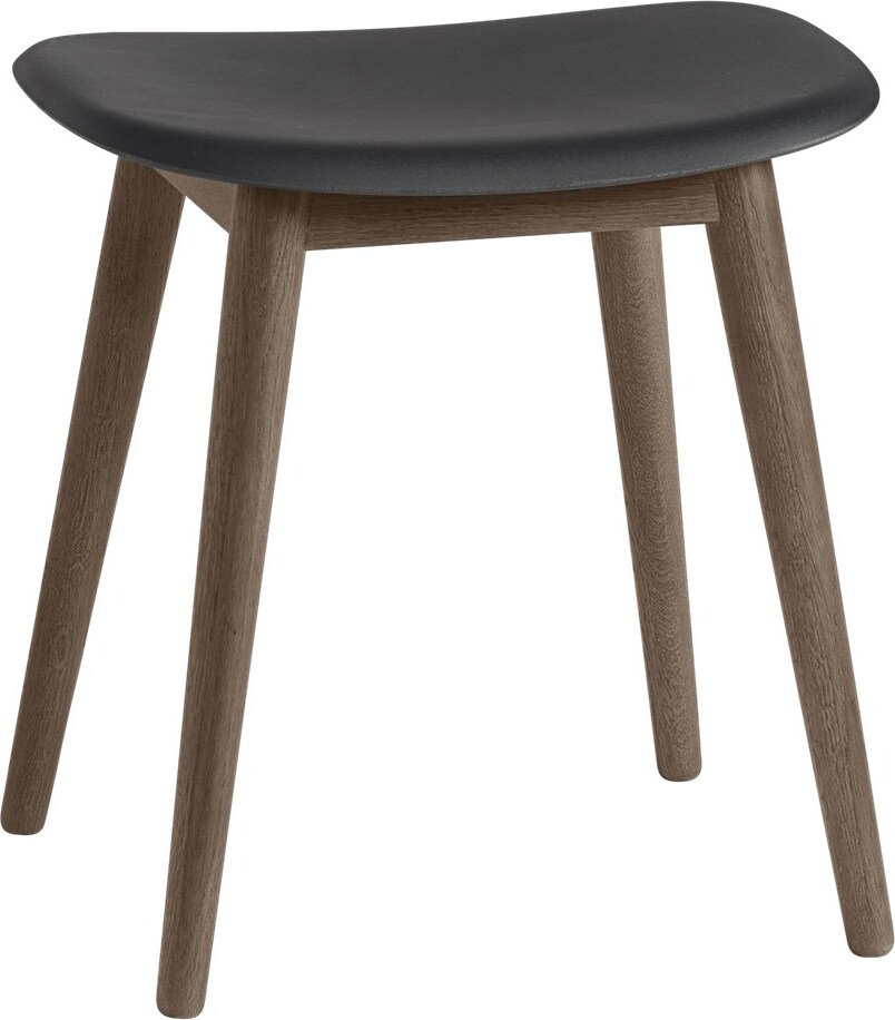 Fiber Hocker schwarz auf dunklen Holzbeinen