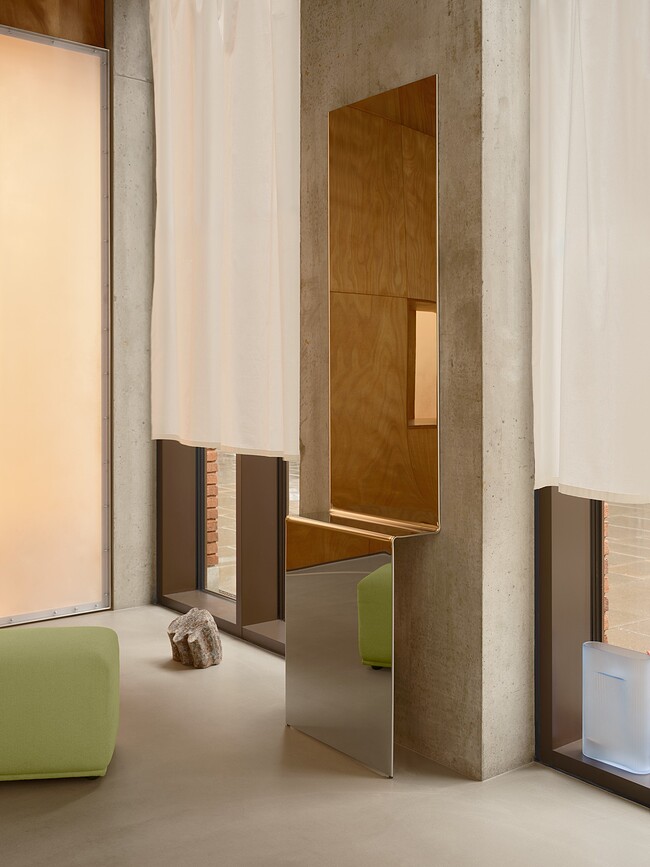 Miroir en acier Pleat 227 x 57 cm