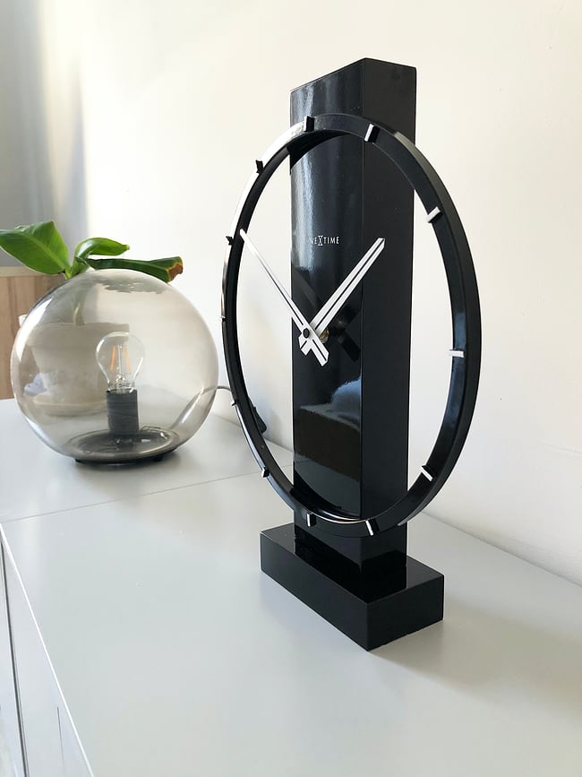 Reloj de mesa Carl Small, de madera clara