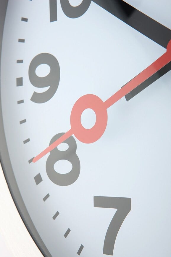 Reloj de Pared radiocontrolado Station, con índices