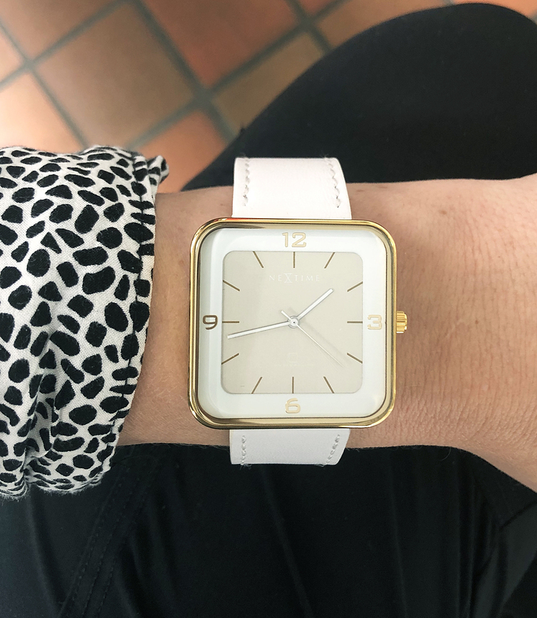Square Wrist Montre, blanche, avec cadran argenté