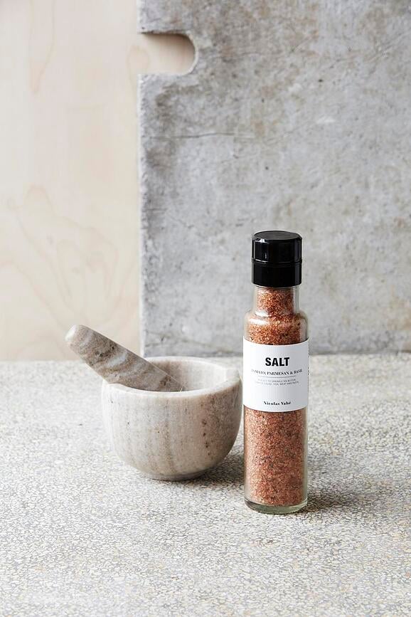 Nicolas Vahe Sol s parmezanom, paradižnikom in baziliko, z mlinčkom