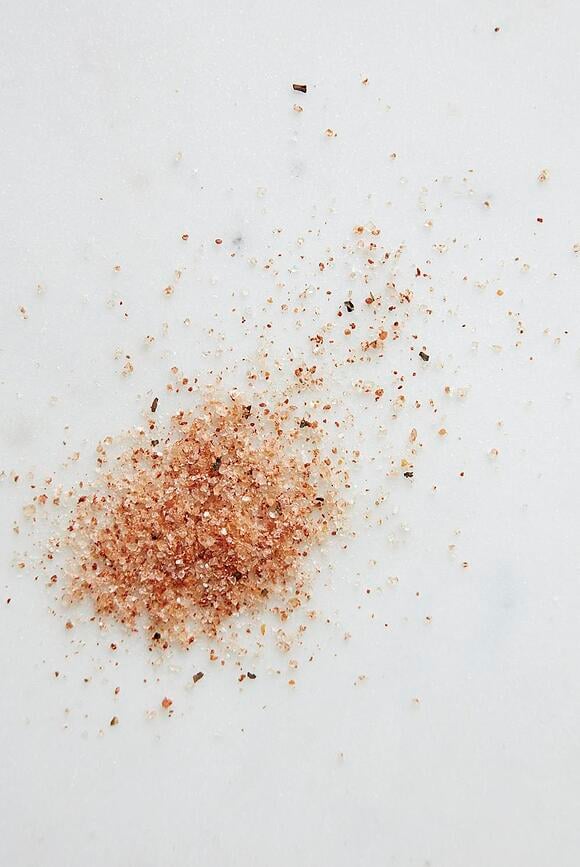 Sal Nicolas Vahe, con parmesano, tomate y albahaca, con molinillo