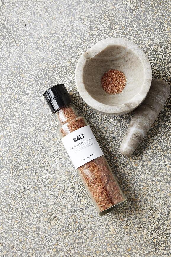 Sal Nicolas Vahe, con parmesano, tomate y albahaca, con molinillo