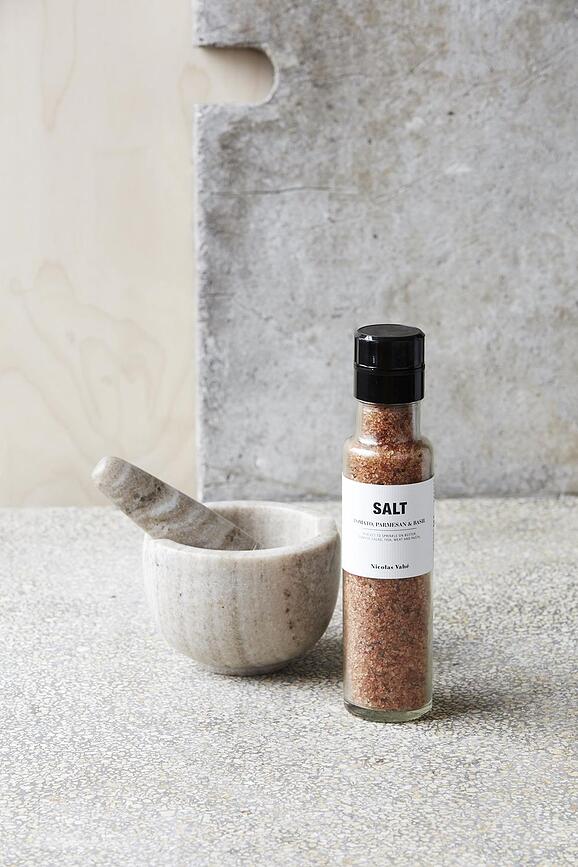 Sal Nicolas Vahe, con parmesano, tomate y albahaca, con molinillo