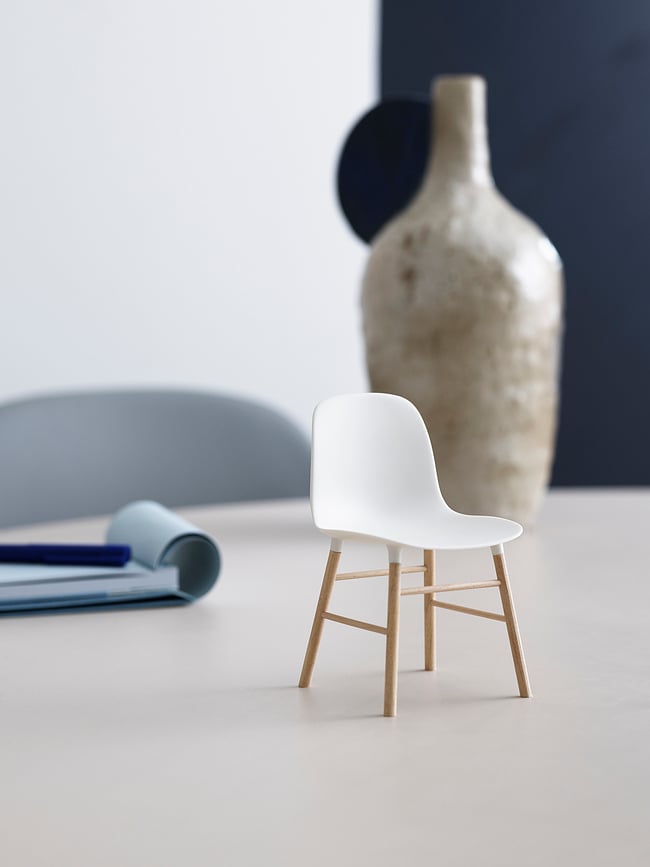 Figura decorativa Form Miniature, diseño de silla, negra