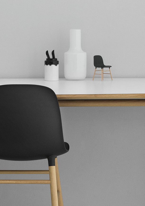 Figura decorativa Form Miniature, diseño de silla, negra