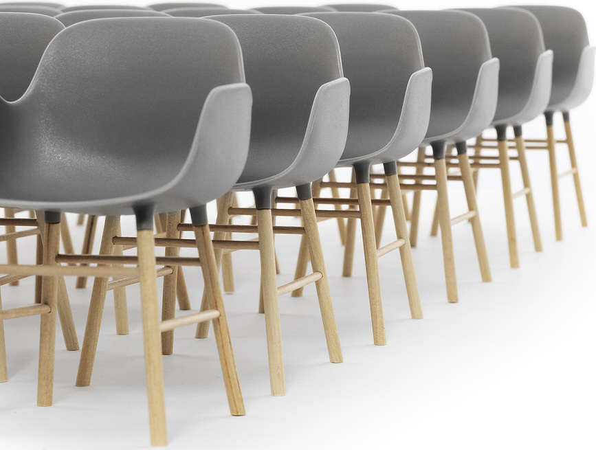 Form Miniature Dekorativna figura, stol z naslonjali za roke, črna