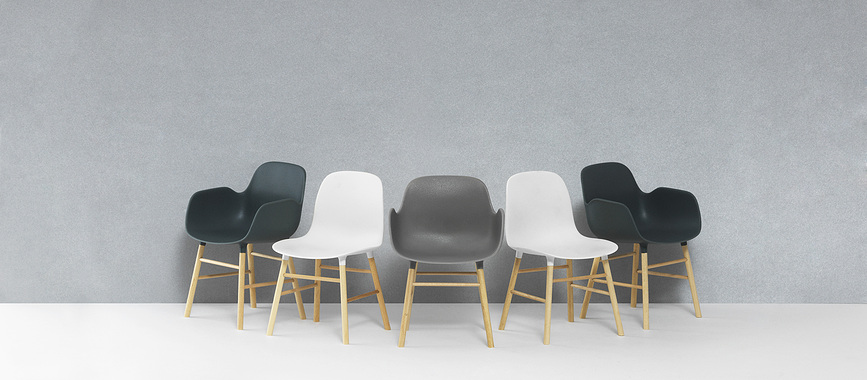 Form Miniature Φιγούρα καρέκλας με μπράτσα, μαύρη