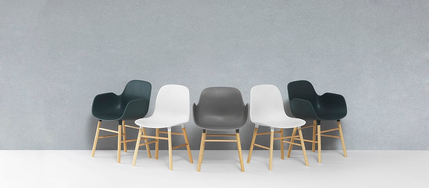 Form Miniature Figurica model stolice s naslonima za ruke crna