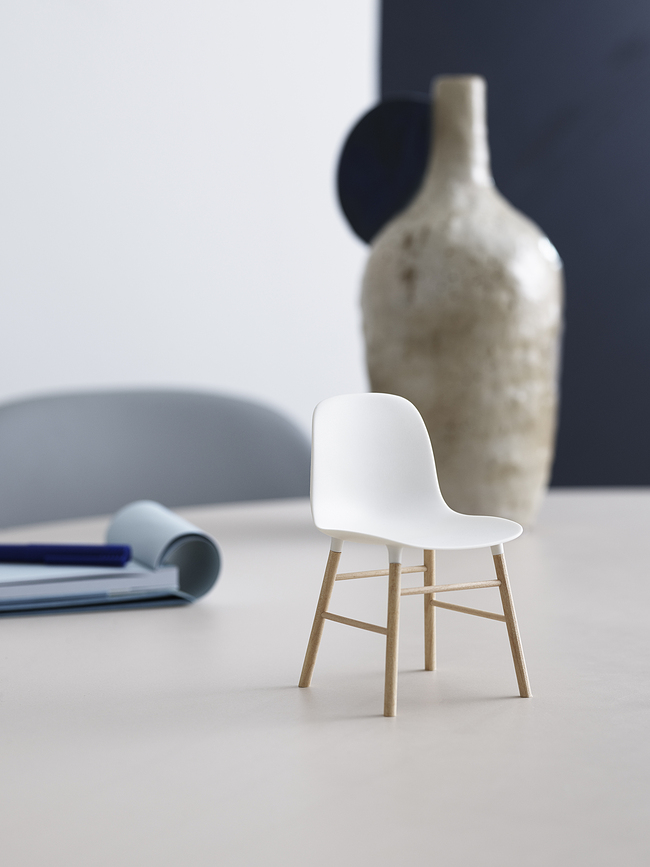 Form Miniature Figurine Décorative Chaise, noire