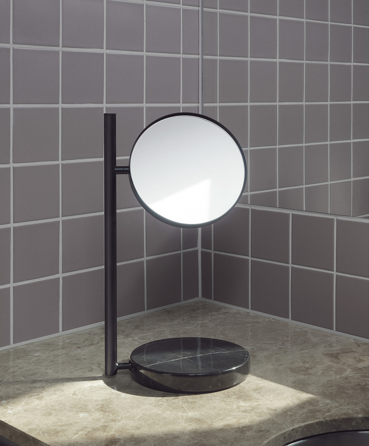 Pose Miroir Cosmétique, blanc
