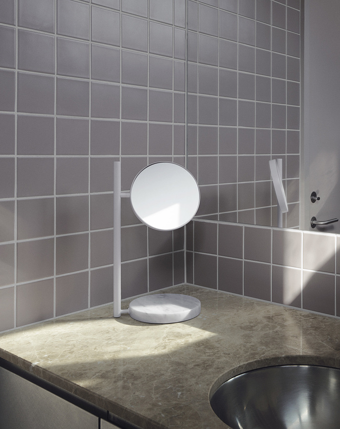 Pose Miroir Cosmétique, blanc