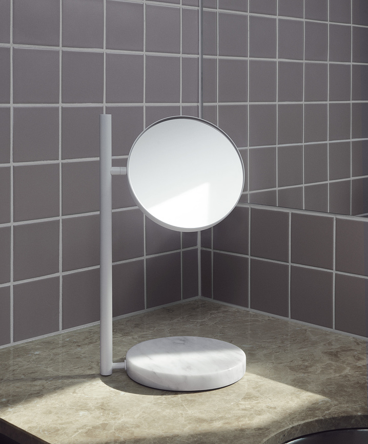 Pose Miroir Cosmétique, blanc