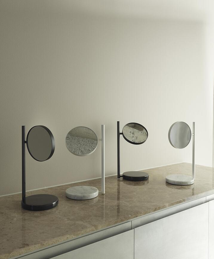 Pose Miroir Cosmétique, blanc