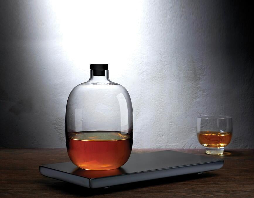 Decantador de whisky Malt, 1,1 L, con bandeja de madera, Set de 2 piezas