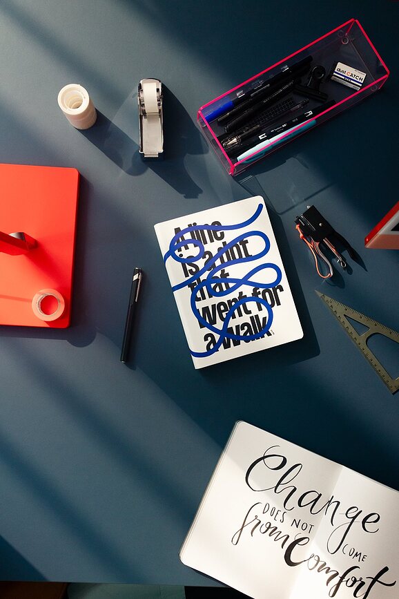 Graphic Write Against The Machines Notes s pikami, 256 strani, 120 g/m²