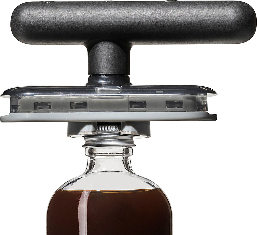 Abridor de tarros y botellas Good Grips, negro y plateado