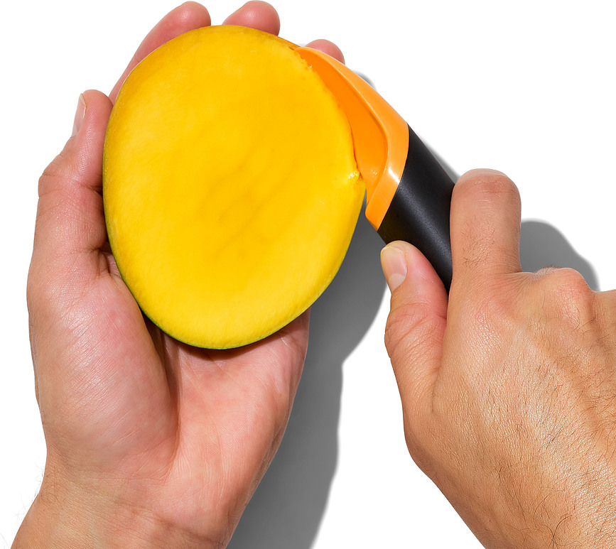 Cortador de Mango GoodGrips, negro y naranja, 2 en 1
