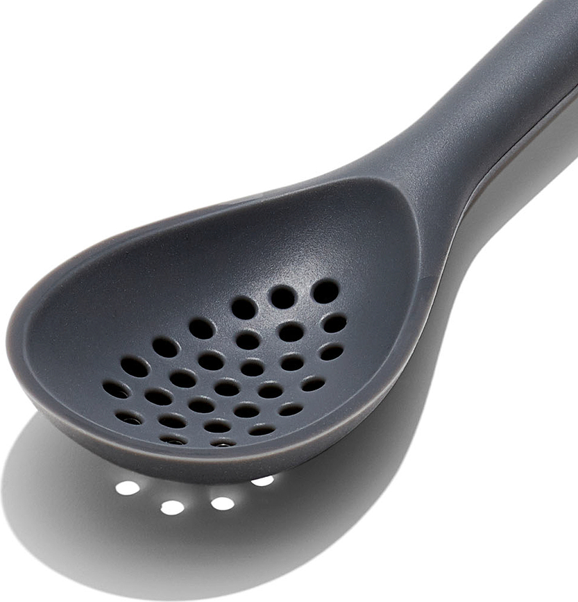 Good Grips Cedilna žlica, temno siva, perforirana