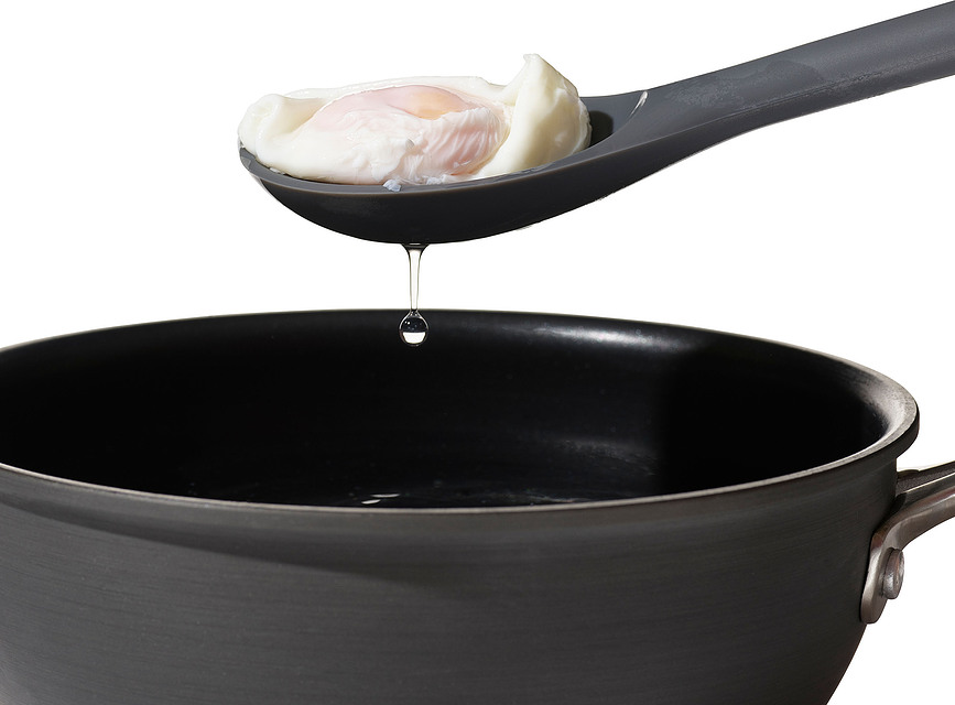 Good Grips Cedilna žlica, temno siva, perforirana