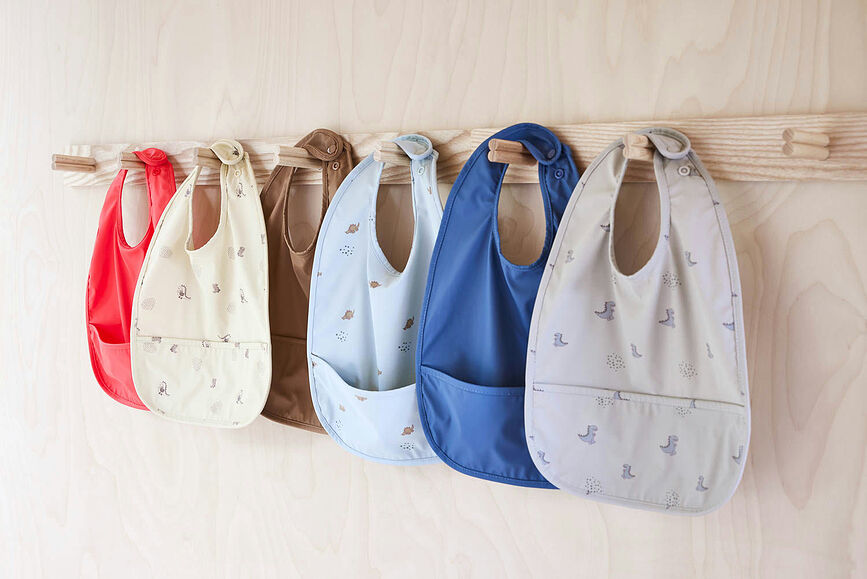 Baberos con bolsillo Dino, amarillo y rojo, Pack de 2 unidades