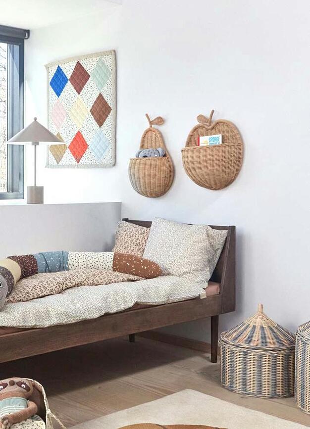 Cesta de pared OYOY, diseño manzana