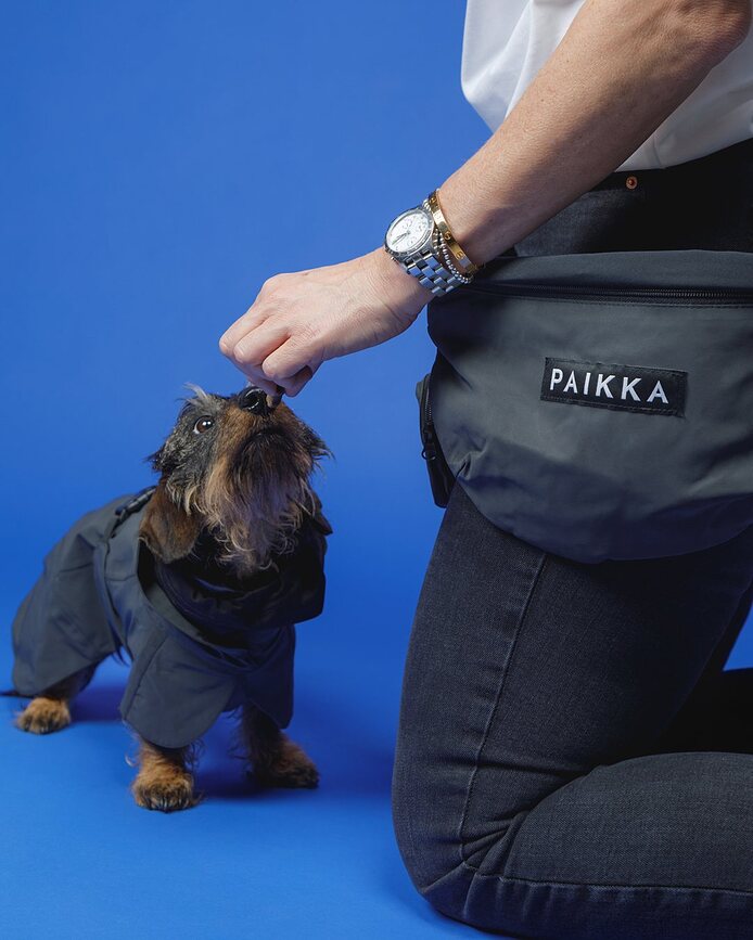 Paikka Ledvična torbica za pasje priboljške, črna