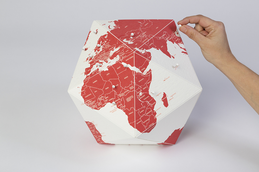 Here The personal globe Dekoracija crvena S