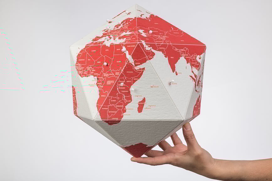 Here The personal globe Dekoracija crvena S