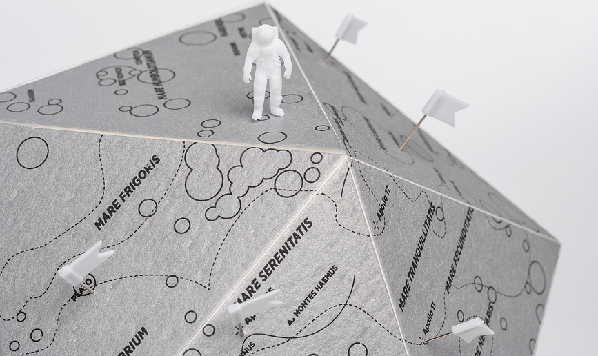 There The Moon Globus, srednji