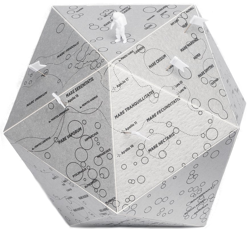 There The Moon Globus, srednji