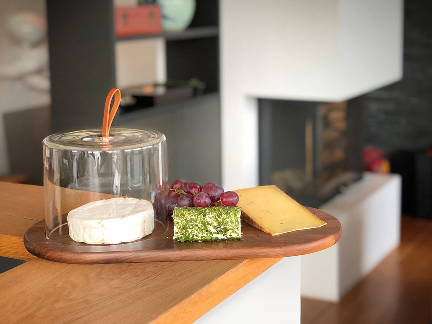 Walnut Ostbricka med ostkupa