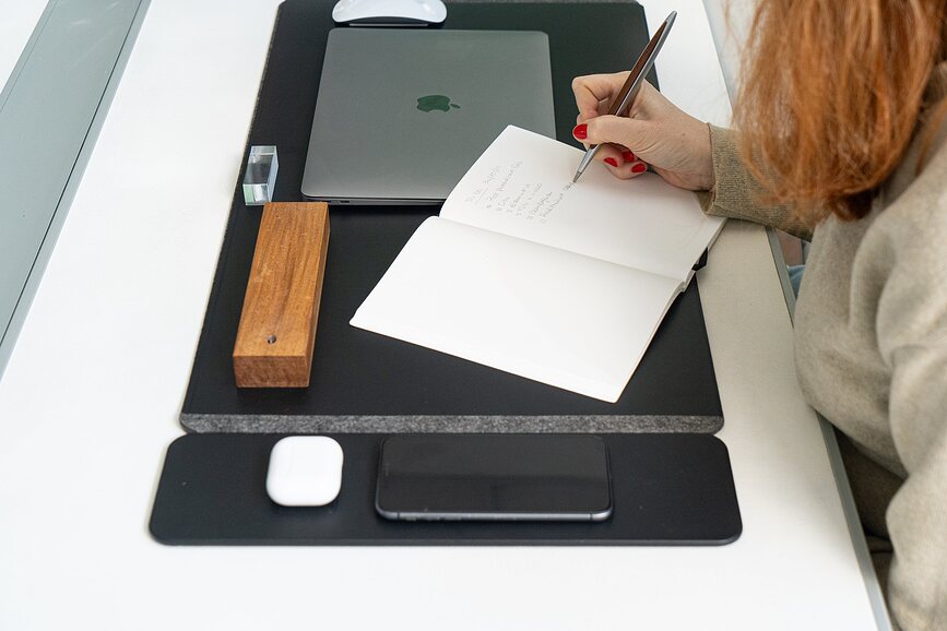 Base de escritorio con cargador inalámbrico Pininfarina, negra