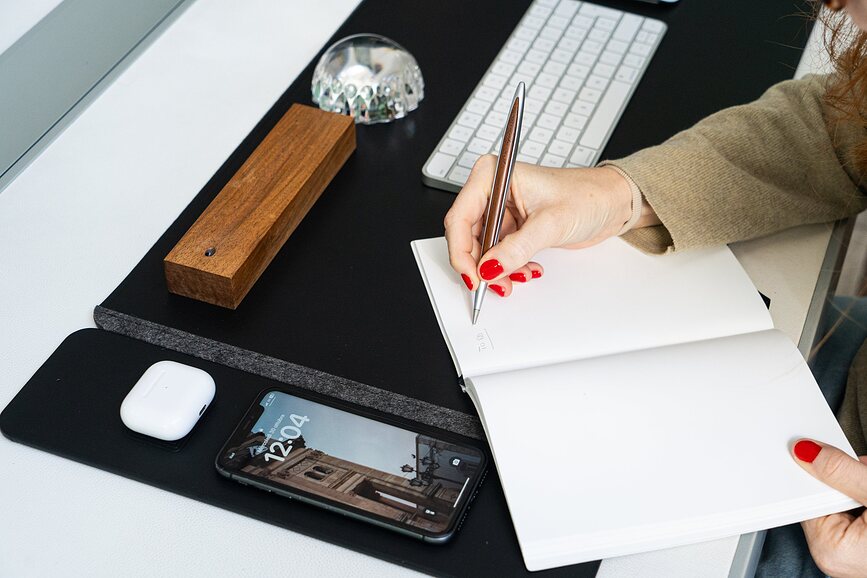 Base de escritorio con cargador inalámbrico Pininfarina, negra