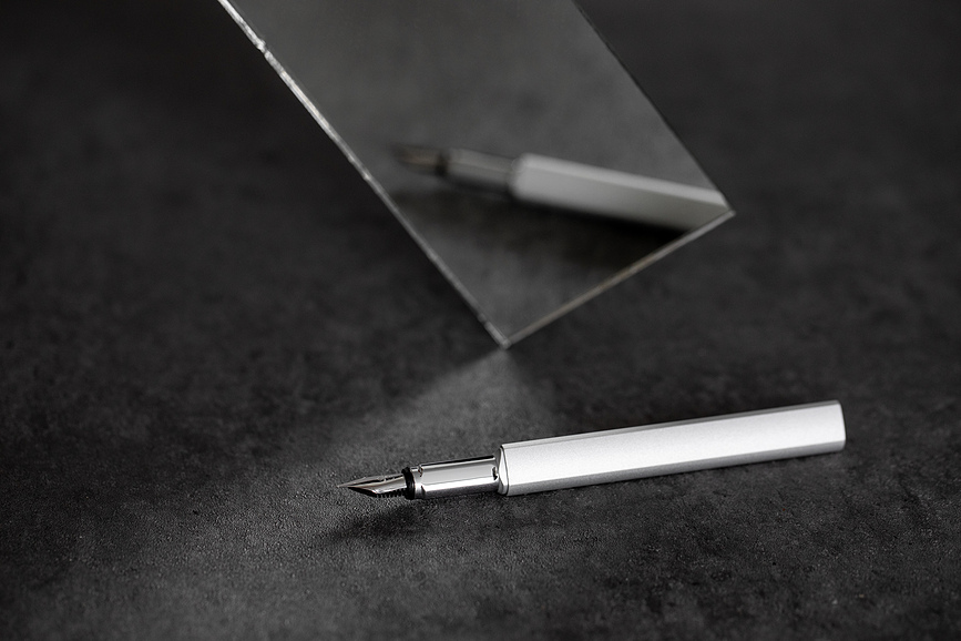 Pininfarina Pf One Stylo Plume, plume M, argent
é