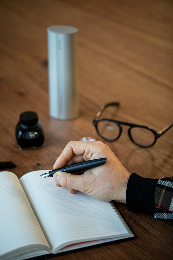 Pininfarina Pf Two B Nalivpero crno