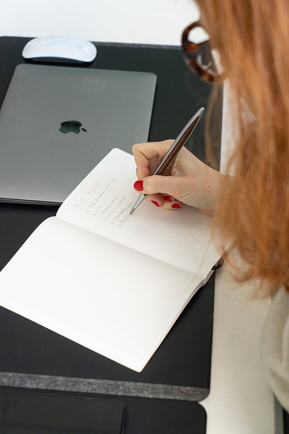 Pininfarina Podloga za mizo s polnilcem, črna